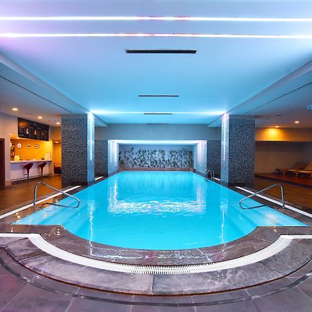 Cevahir Hotel Istanbul Asia מראה חיצוני תמונה The swimming pool at the hotel