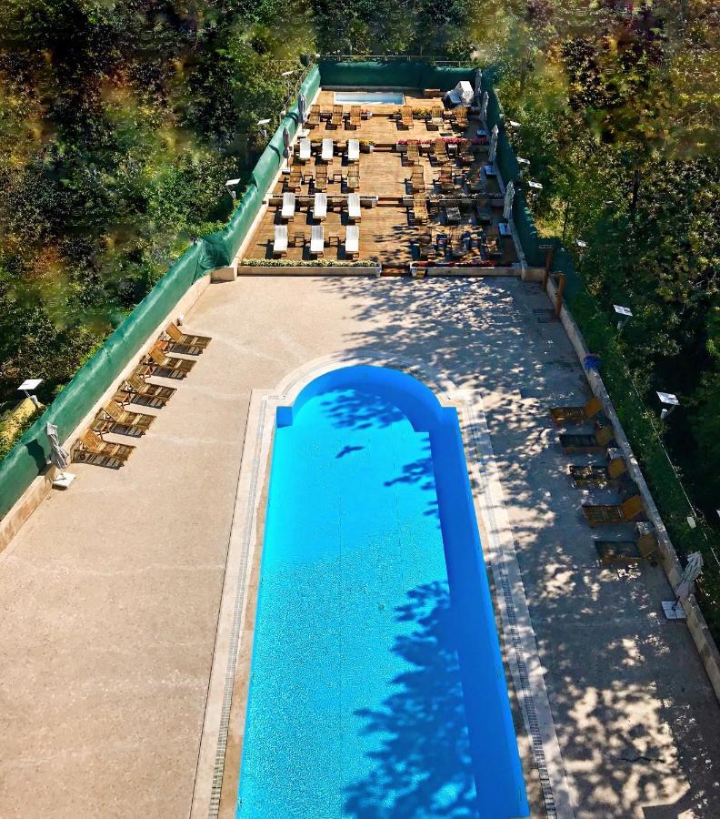 Cevahir Hotel Istanbul Asia מראה חיצוני תמונה The swimming pool at the hotel