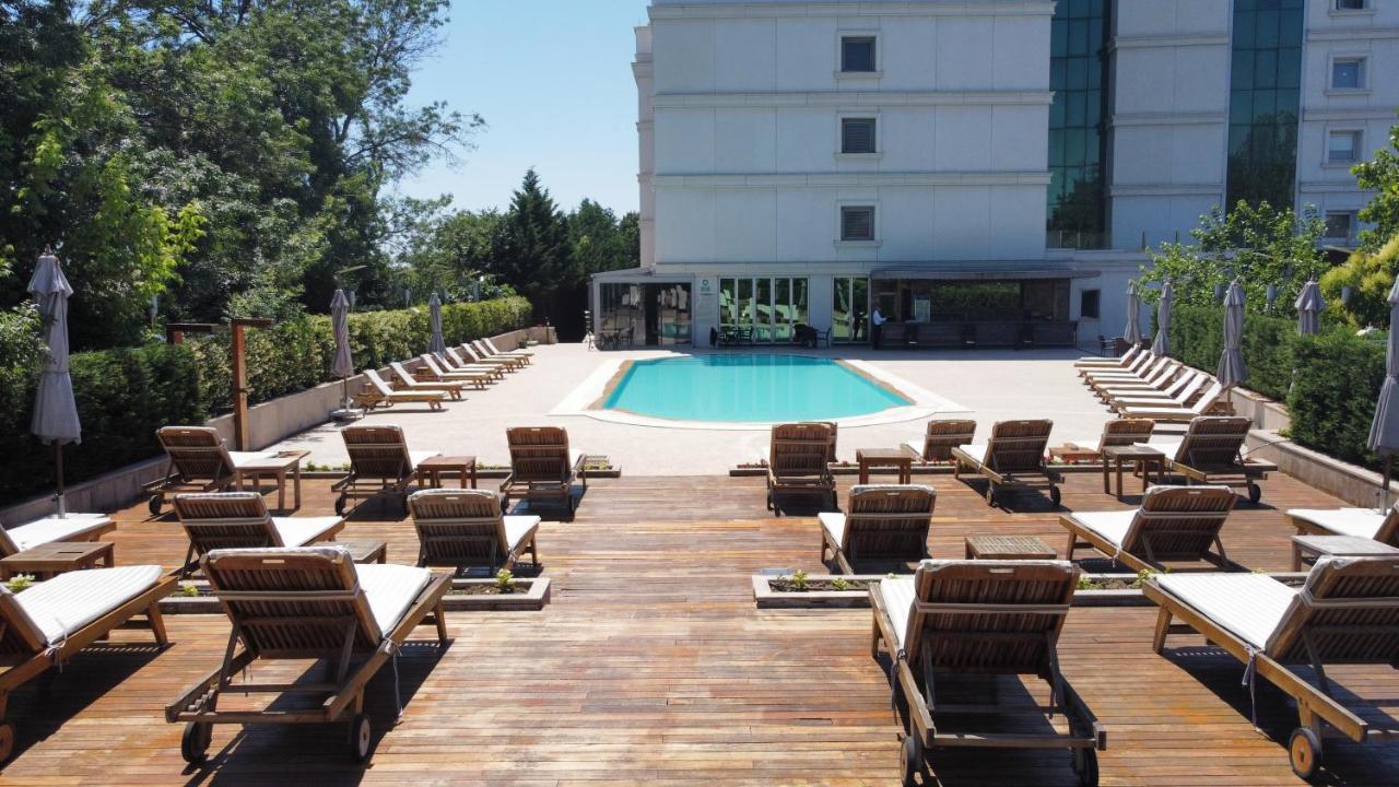 Cevahir Hotel Istanbul Asia מראה חיצוני תמונה The pool at the hotel