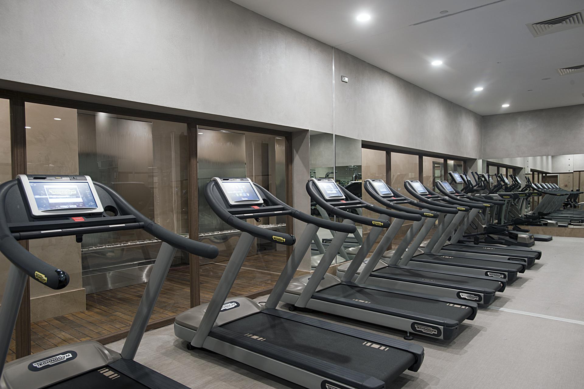 Cevahir Hotel Istanbul Asia מראה חיצוני תמונה Treadmills in a gym