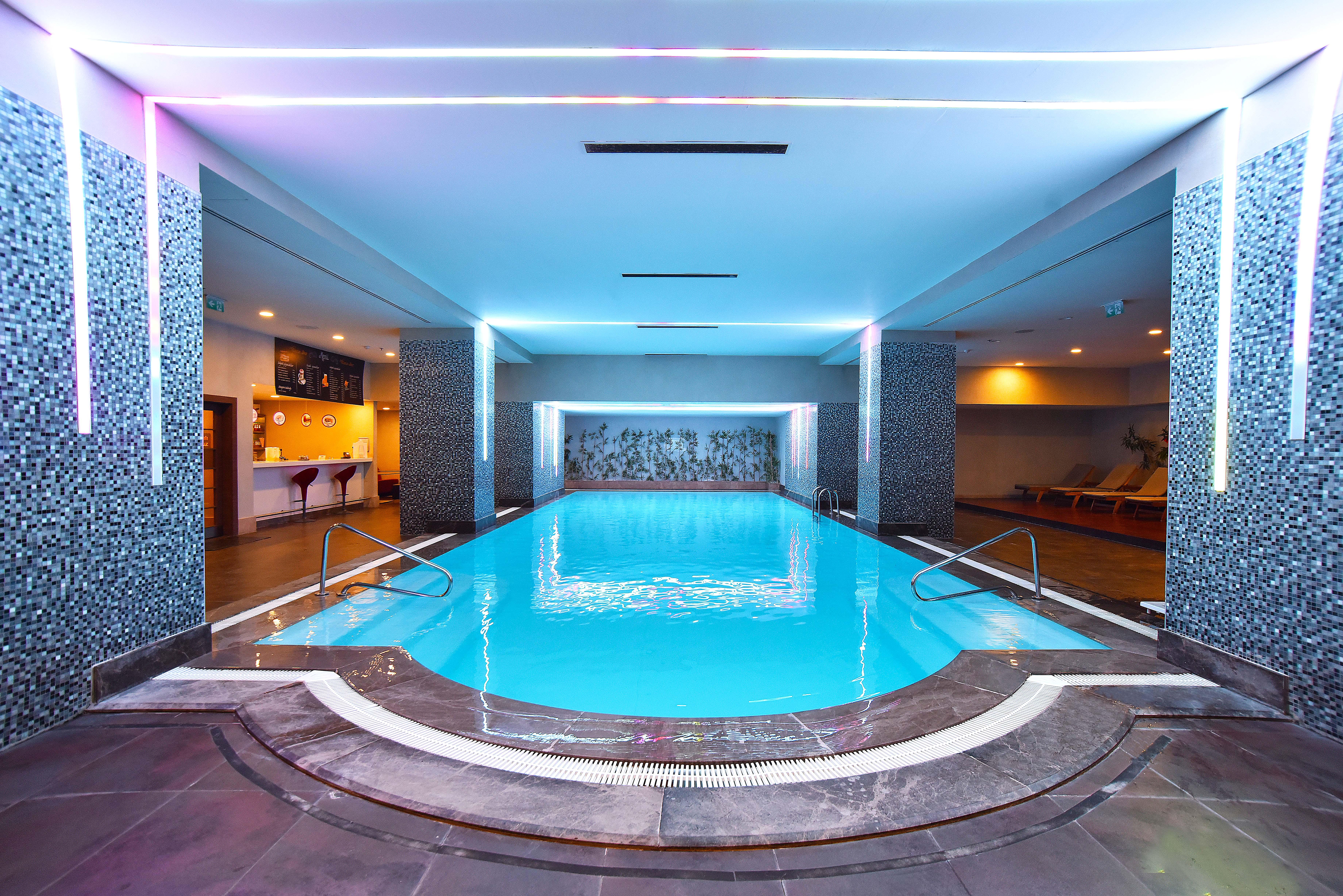 Cevahir Hotel Istanbul Asia מראה חיצוני תמונה The swimming pool at the hotel