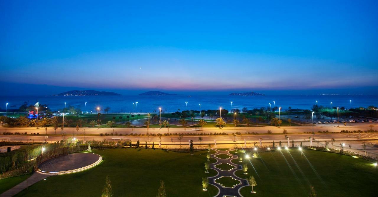Cevahir Hotel Istanbul Asia מראה חיצוני תמונה View of the park at night